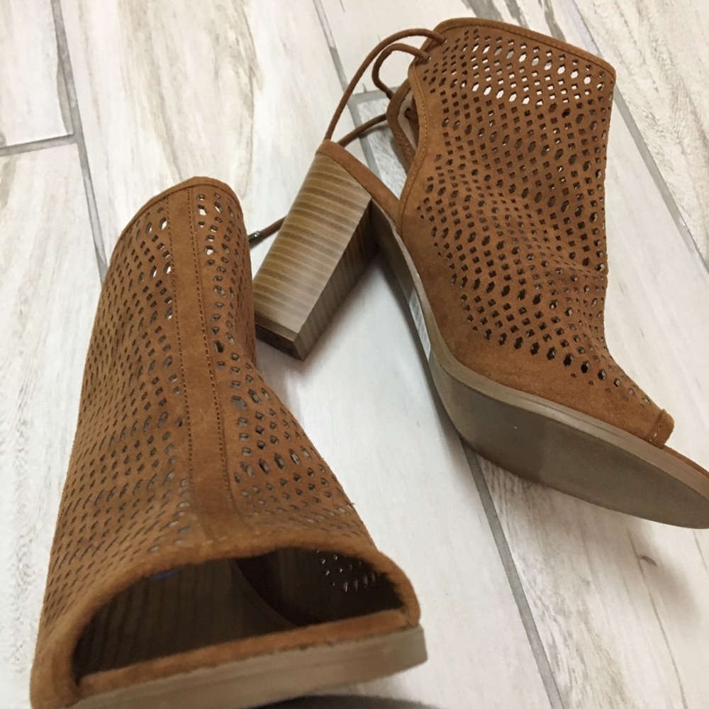 *LIKE NEW*  HEELS by Report